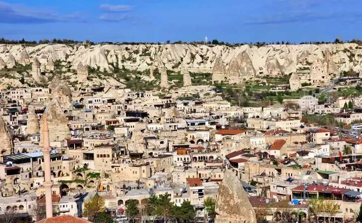 Göreme merkez panoramik manzarası, peri bacaları ve Kapadokya yerleşim dokusu